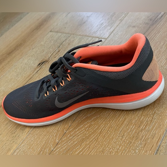 Women’s Nike Athletic Shoes. Excellent Condition! - Picture 5 of 7